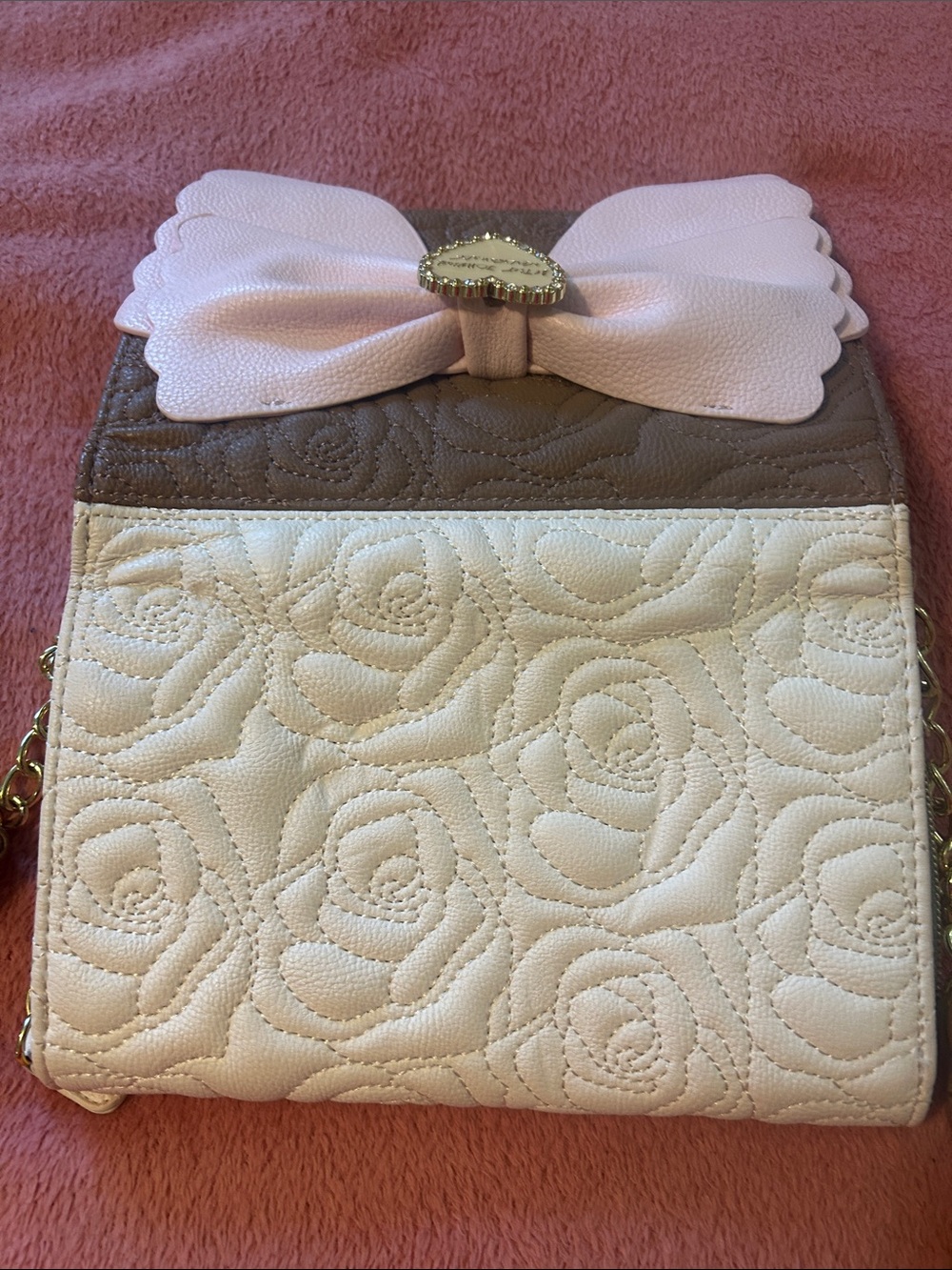 Betsey Johnson Taupe and Light Pink Bow Crossbody Bag with Gold Heart - Picture 4 of 7